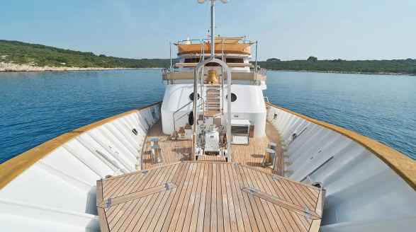 La Perla, 39.7m charter yacht