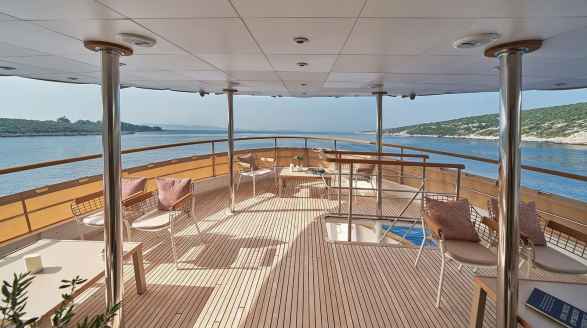 La Perla, 39.7m charter yacht