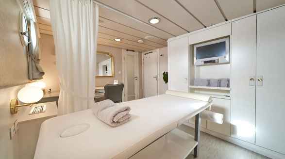 La Perla, 39.7m charter yacht