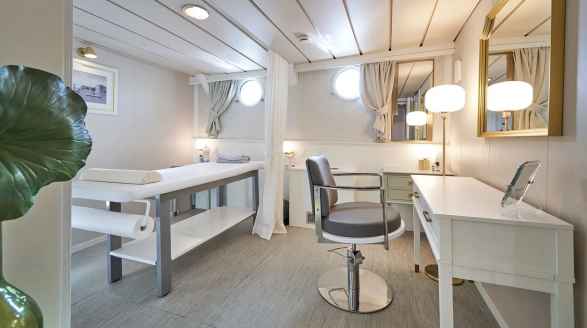 La Perla, 39.7m charter yacht