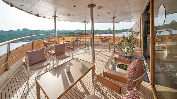 La Perla, 39.7m charter yacht