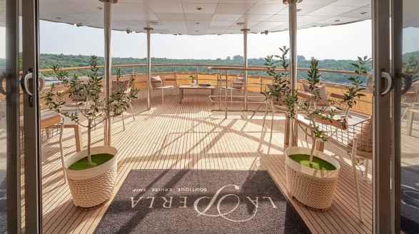 La Perla, 39.7m charter yacht