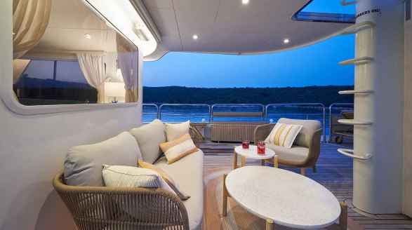 La Perla, 39.7m charter yacht