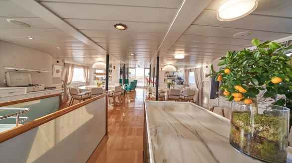 La Perla, 39.7m charter yacht