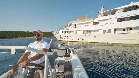 La Perla, 39.7m charter yacht