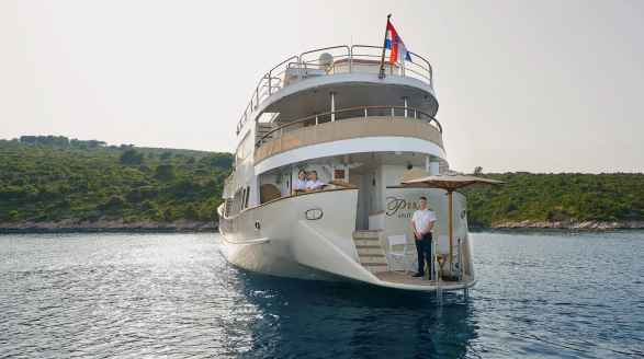 La Perla, 39.7m charter yacht