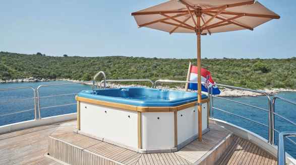 La Perla, 39.7m charter yacht