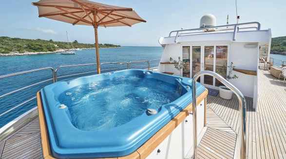 La Perla, 39.7m charter yacht