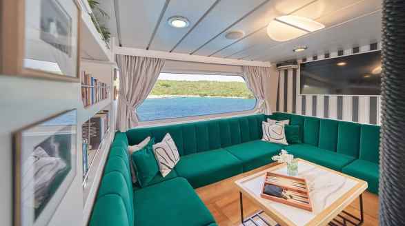 La Perla, 39.7m charter yacht