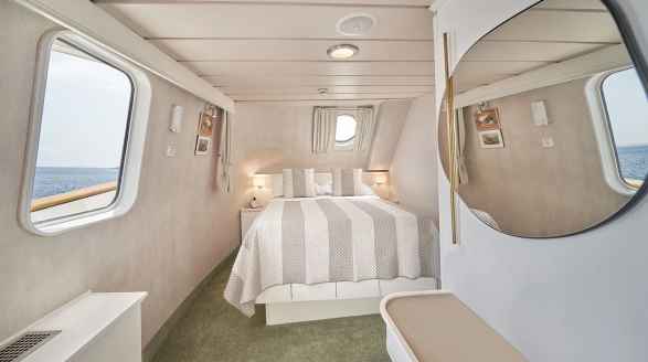 La Perla, 39.7m charter yacht