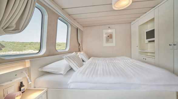 La Perla, 39.7m charter yacht