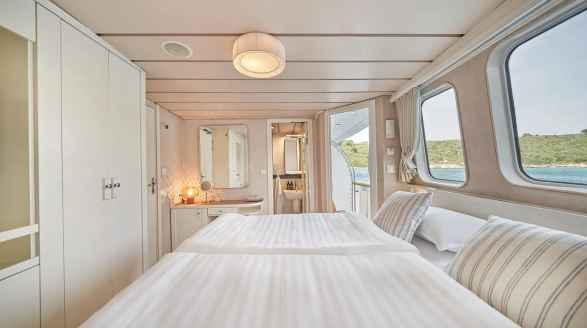 La Perla, 39.7m charter yacht