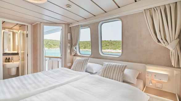 La Perla, 39.7m charter yacht