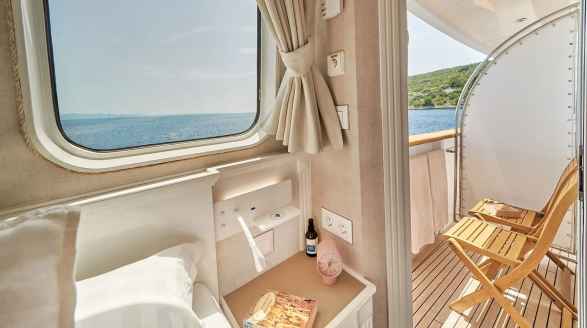 La Perla, 39.7m charter yacht