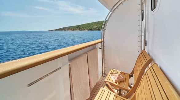 La Perla, 39.7m charter yacht