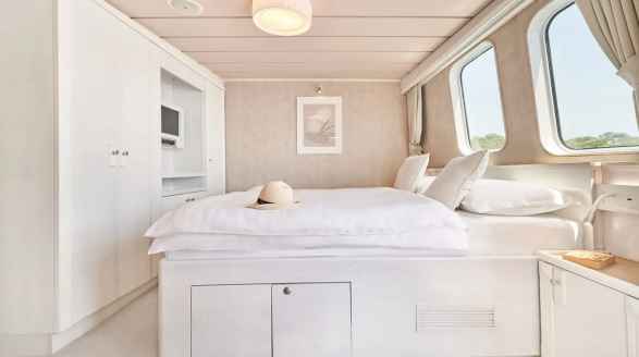 La Perla, 39.7m charter yacht