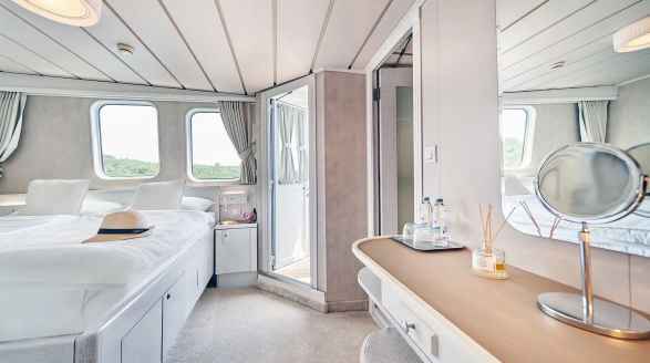 La Perla, 39.7m charter yacht