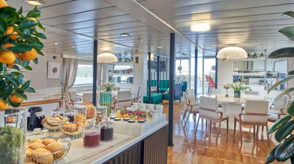 La Perla, 39.7m charter yacht