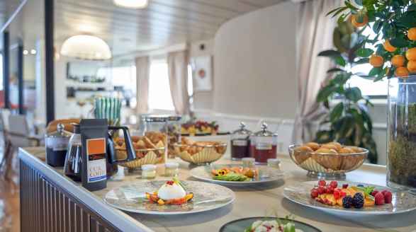 La Perla, 39.7m charter yacht