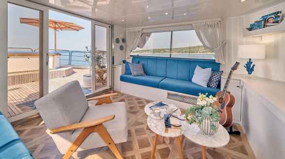 La Perla, 39.7m charter yacht