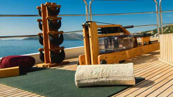 La Perla, 39.7m charter yacht