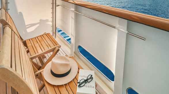 La Perla, 39.7m charter yacht