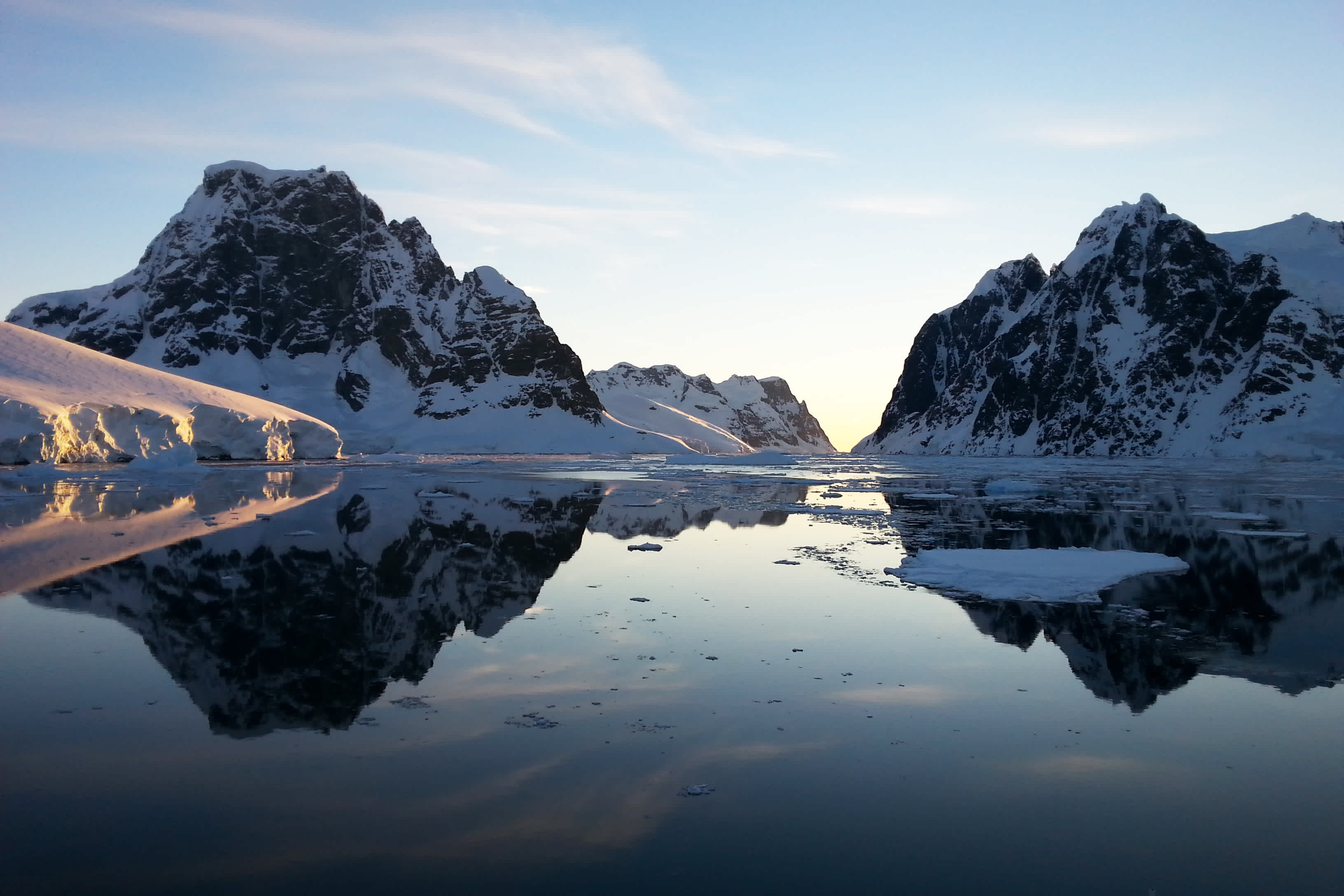 Explorer Yacht Charter Paradise Harbour