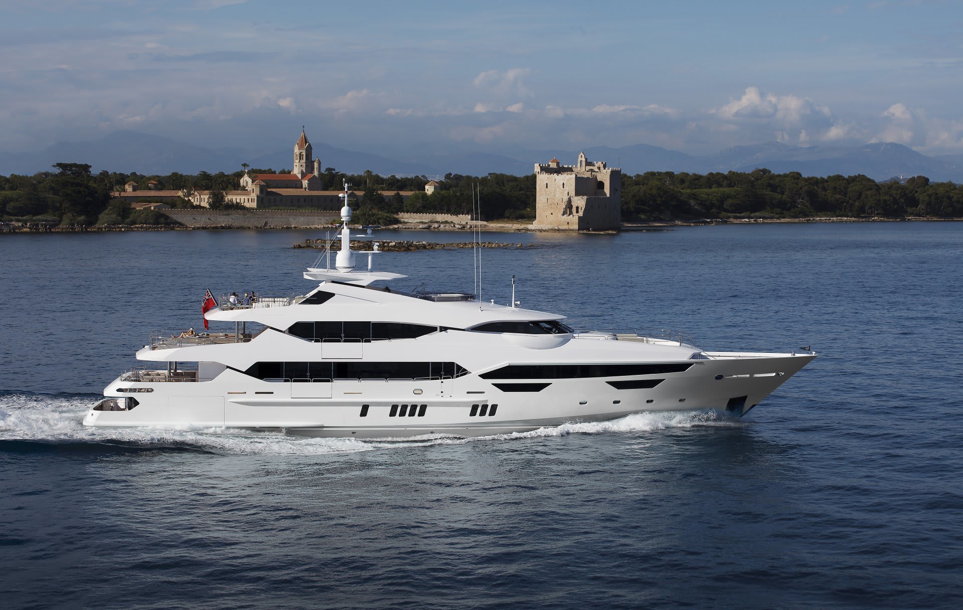 47.25m Sunseeker superyacht Q for sale with YPI