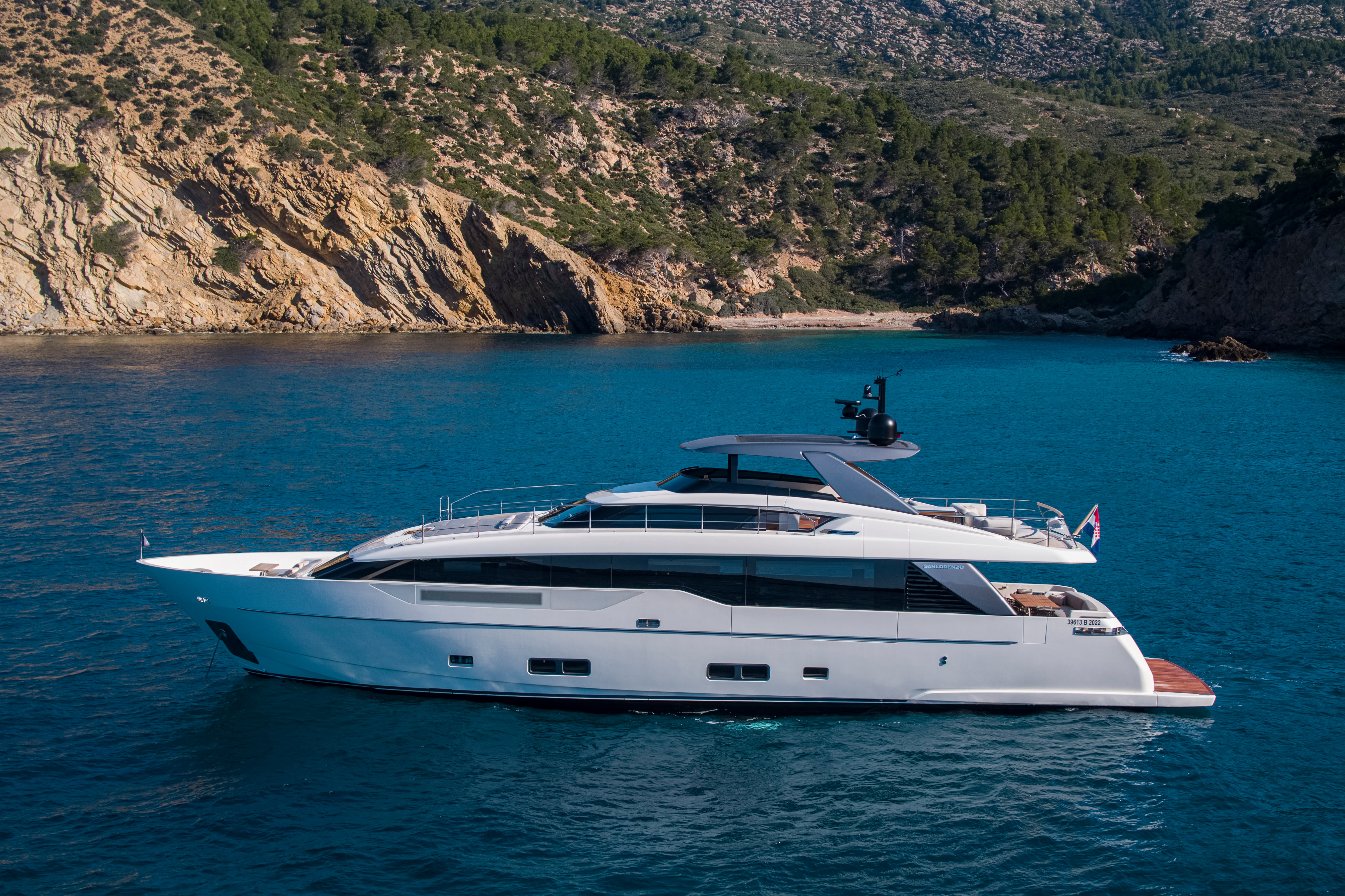 SEVEN, 27.6m charter yacht