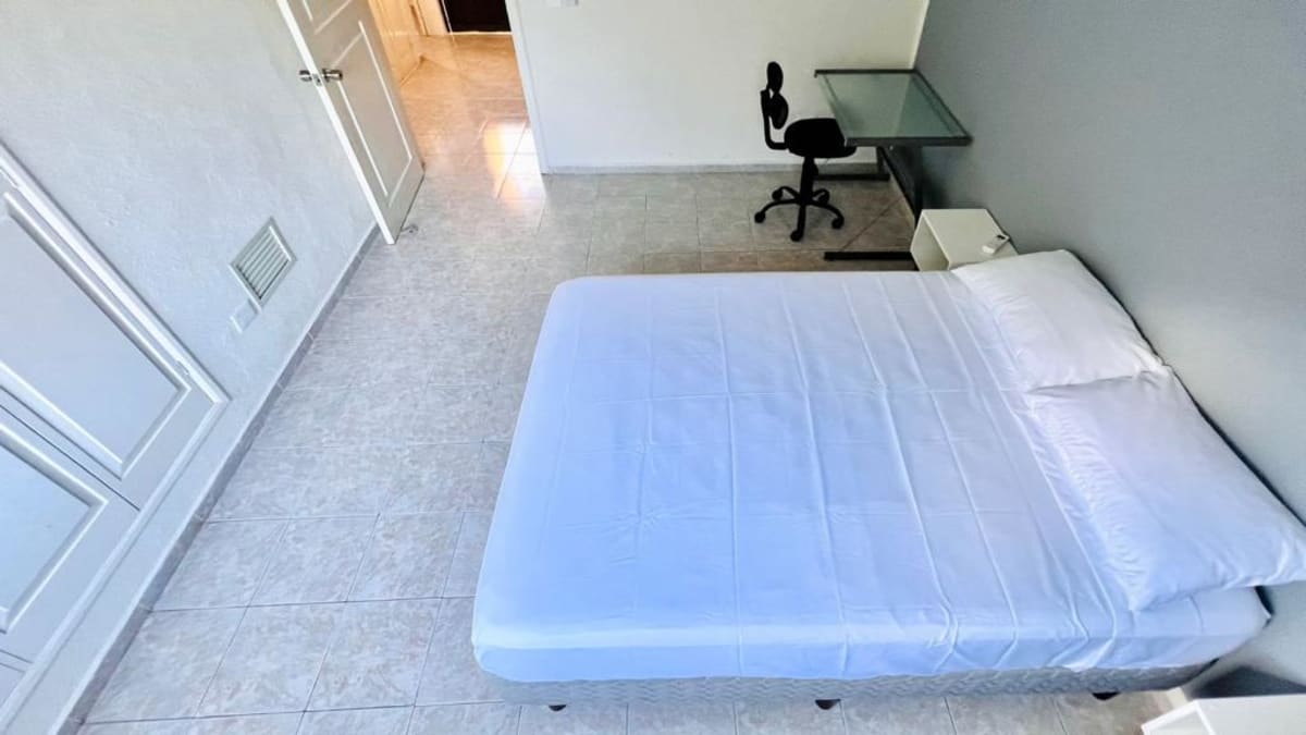Estudio frente a plaza las Américas con A/A y servicios — foto 2