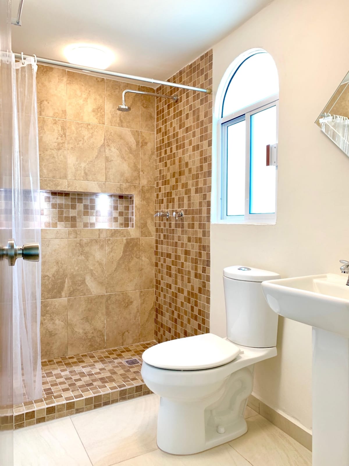 Casa 4 Recámaras 3 Baños en Cancún, Frente a Plaza — foto 8
