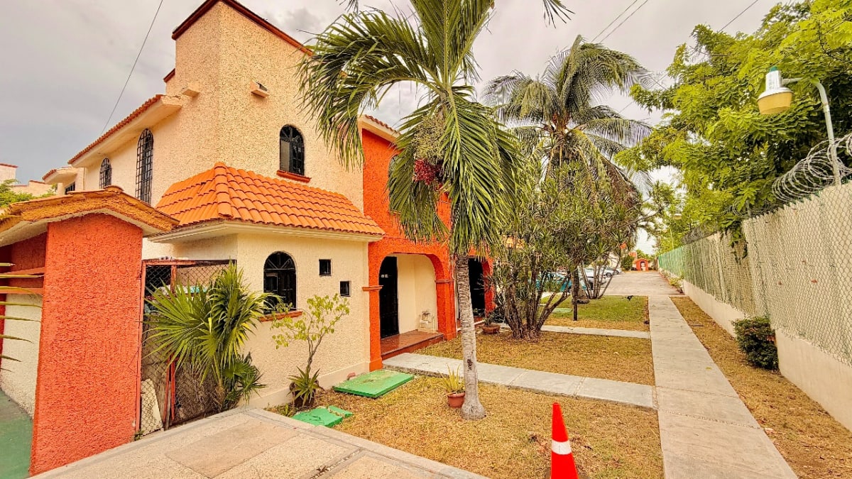 Casa en Renta frente Plaza las Américas, 3 Rec 4B + Alberca — foto 2