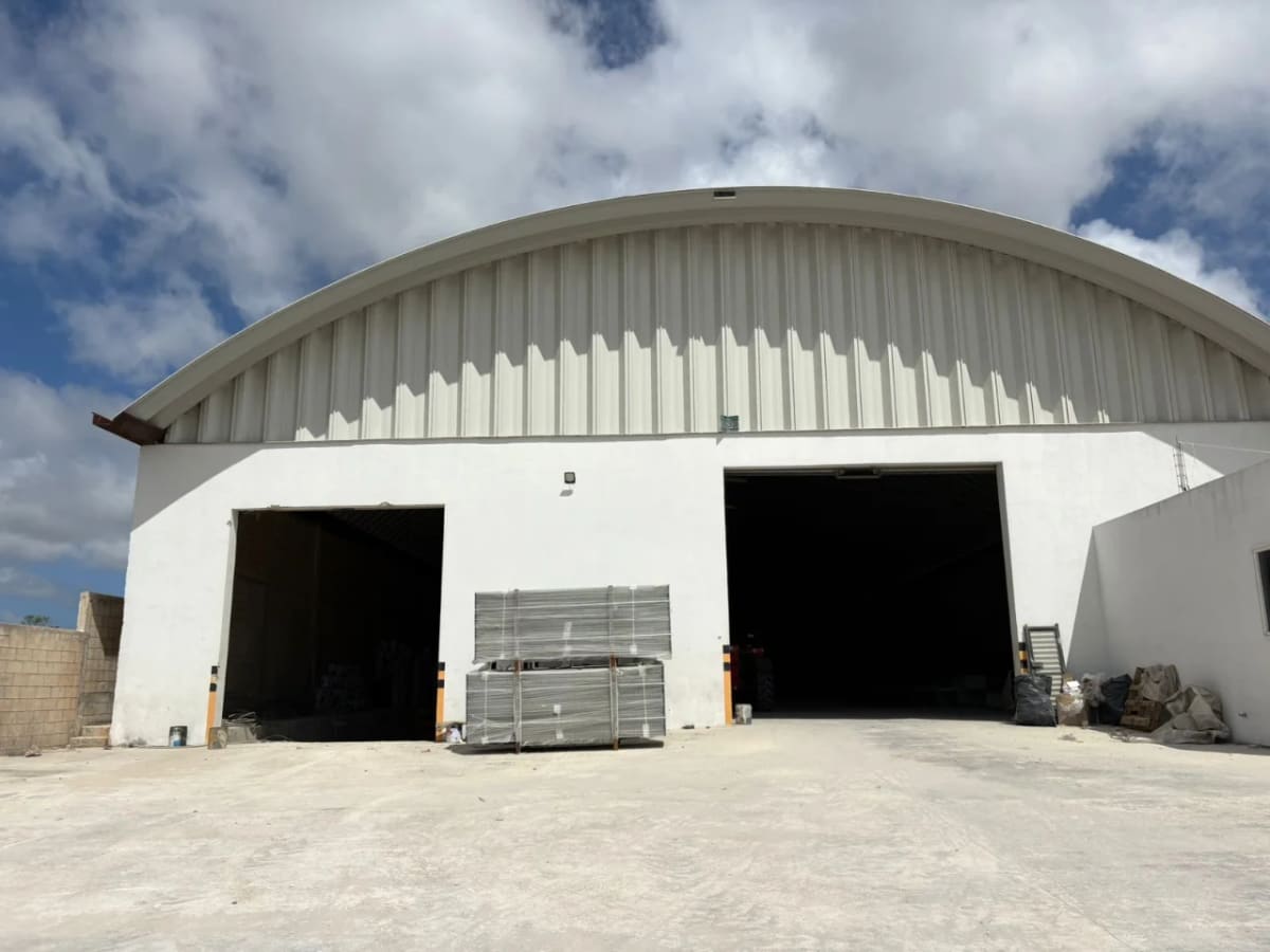 Bodega en Renta/ Venta en Cancún de 2,000m² construidos
