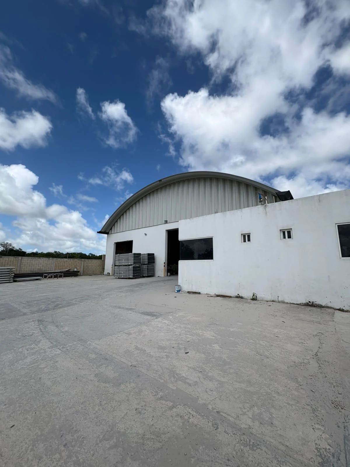 Bodega en Renta/ Venta en Cancún de 2,000m² construidos — foto 2