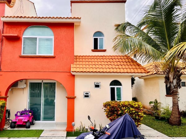 Casa 4 Recámaras 3 Baños en Cancún, Frente a Plaza