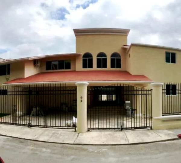 Casa en Venta en Cancún de 2 pisos con alberca