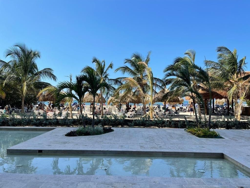 Piscina acceso al mar
