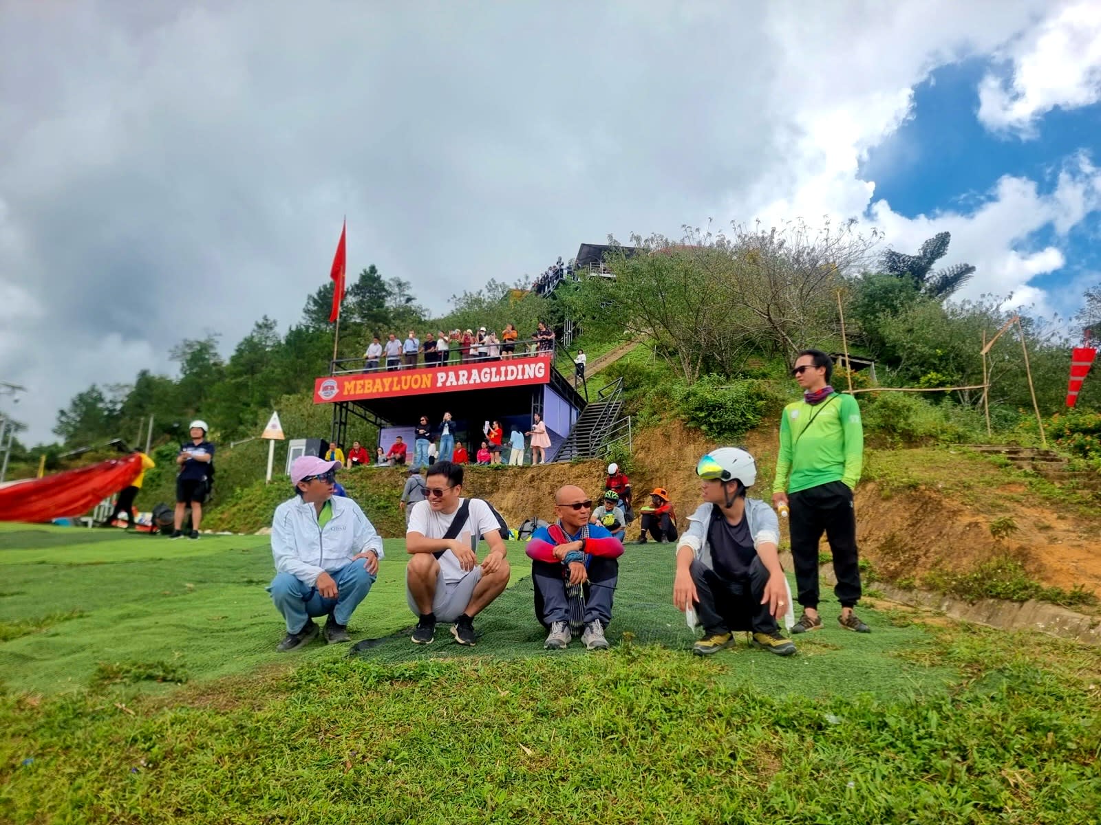 Học viên chuẩn bị ở bãi cất Khau Phạ, gần đỉnh đèo