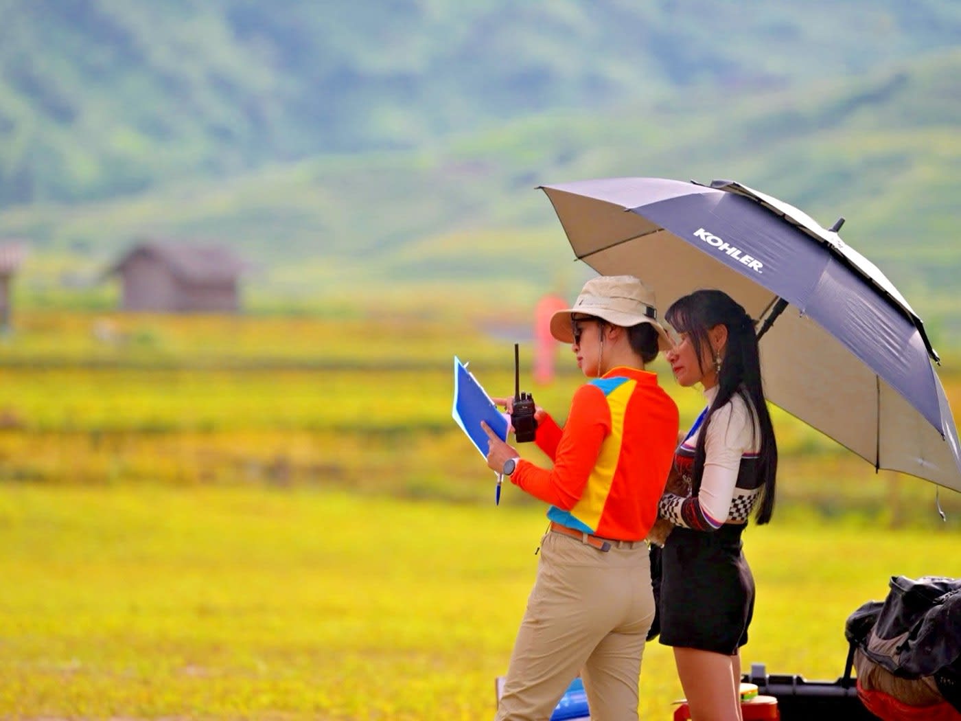The instructor guiding by radio from the landing field