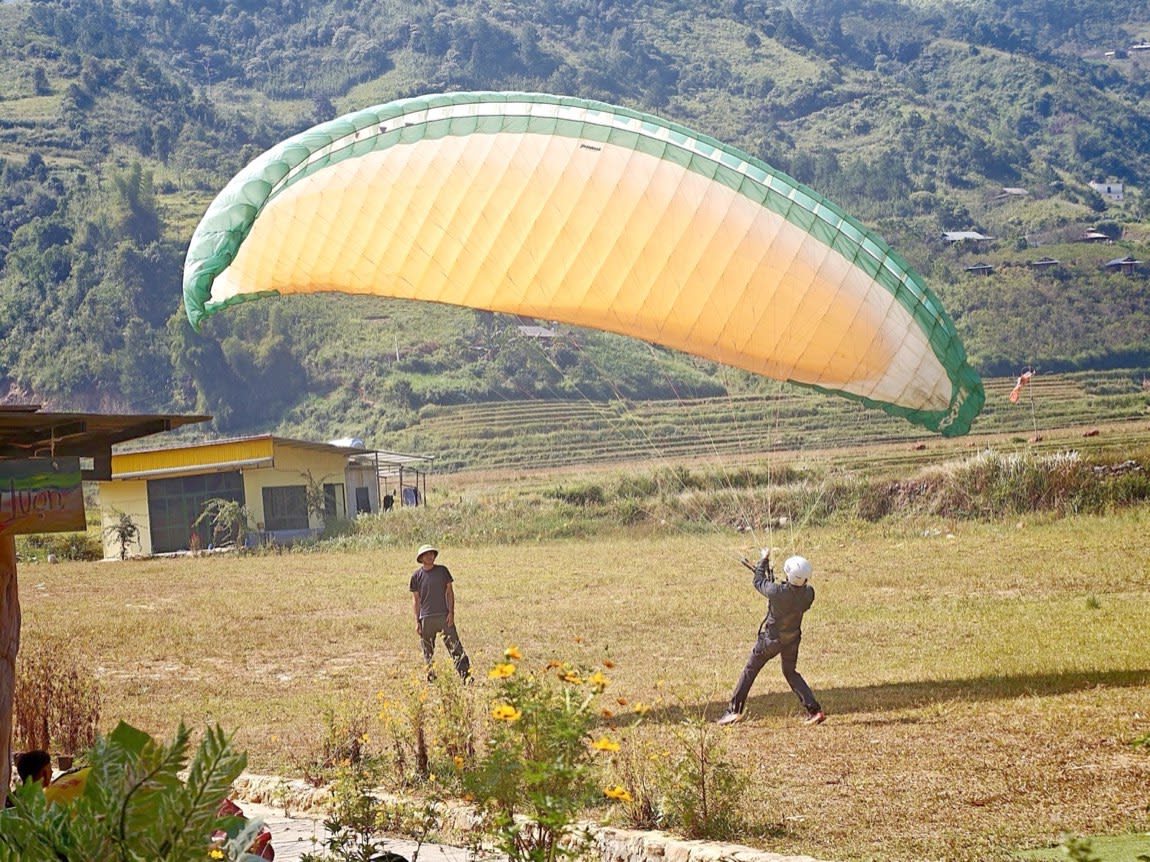 Reverse inflation revision: the student faces the wing while the instructor watches nearby