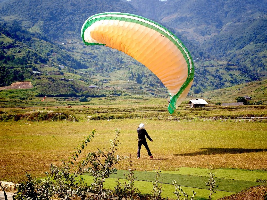 Kiting on the training field: holding the wing overhead and changing direction