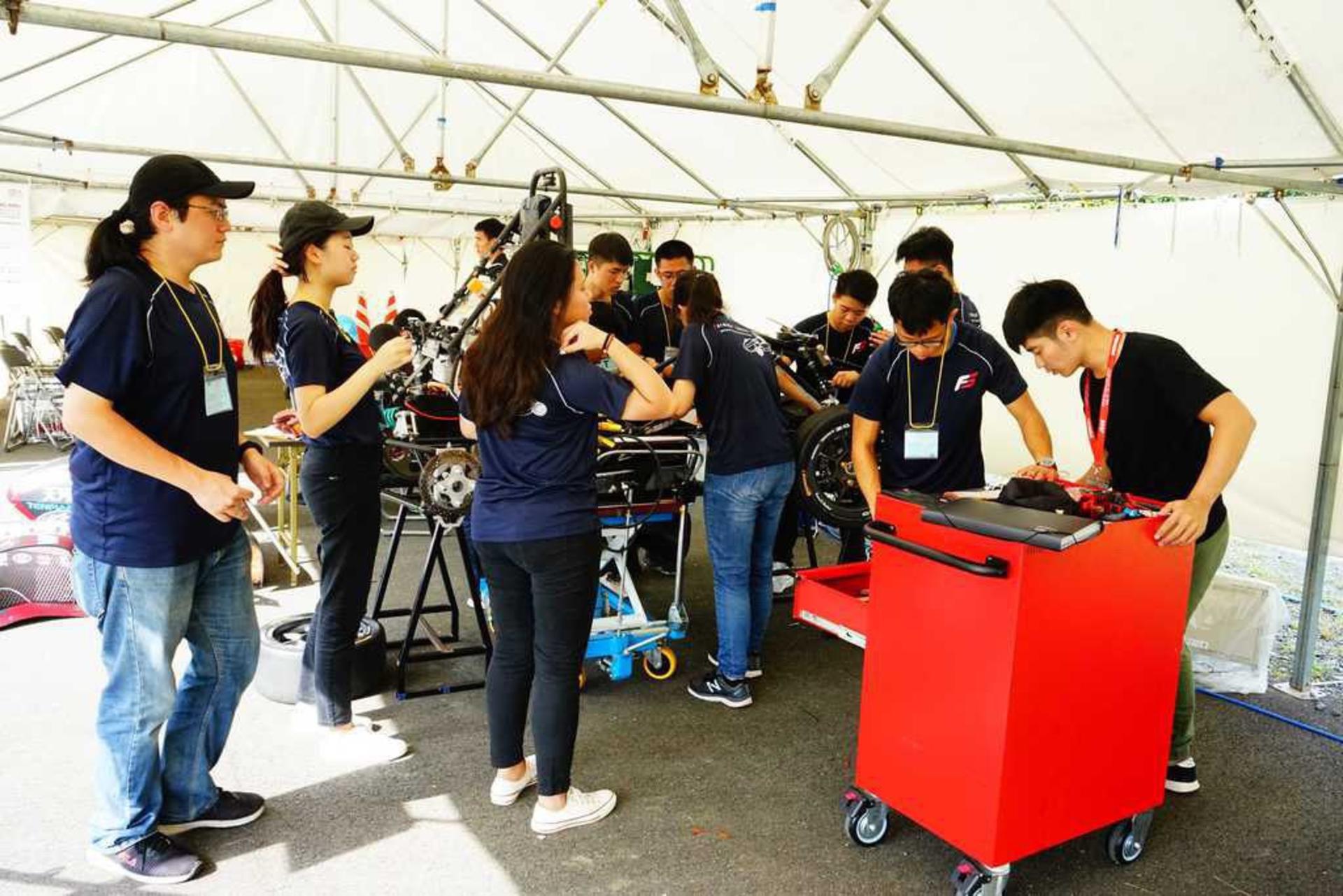 Preparation at the team pit.