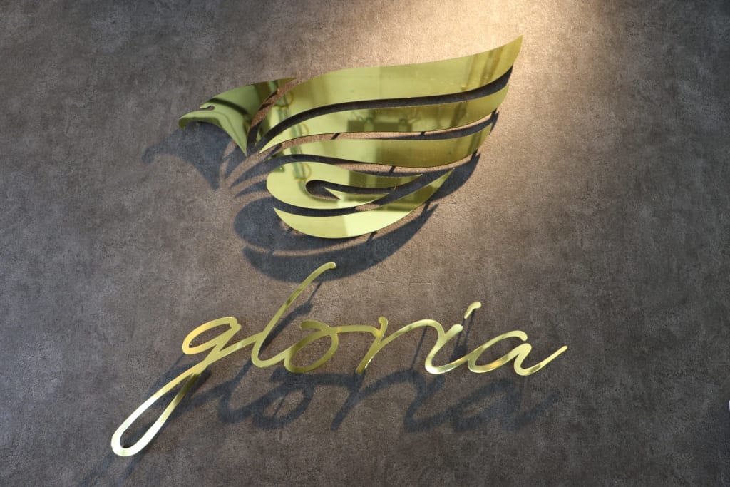 gloriaジムのロゴ（看板）