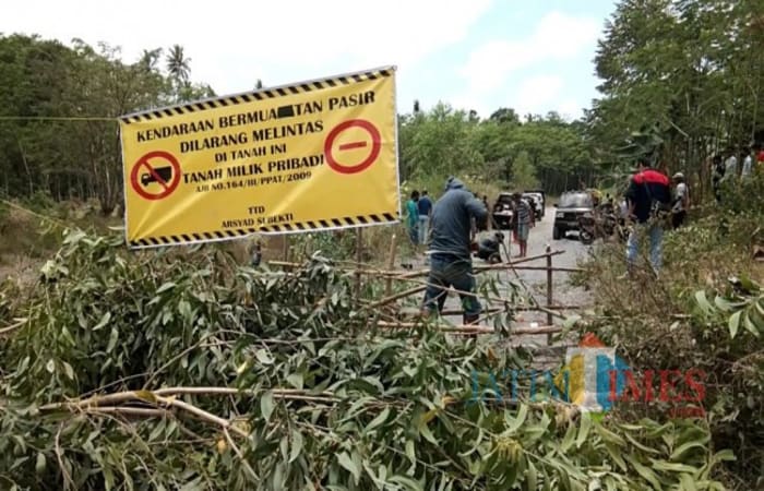 Tahukah Kamu? Jalan Tambang di Lumajang Ditutup Warga Yang Mengaku Sebagai Pemilik Tanah