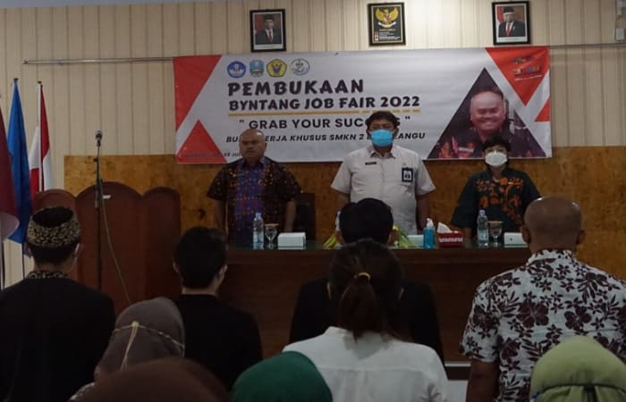 Update Terbaru, Libatkan 35 DUDIKA, Ratusan Peserta Antusias Ikuti Job Fair di SMKN 2 Boyolangu