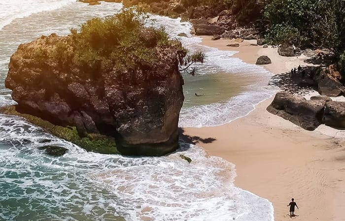 Tidak Disangka, Keindahan Pantai Lumbung Pucanglaban Tulungagung, Pantai dengan Ikon Batu Raksasa