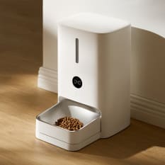 Smart pet feeders