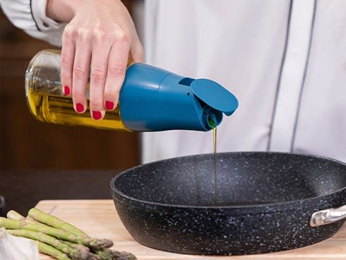 This oil dispenser has smooth moves