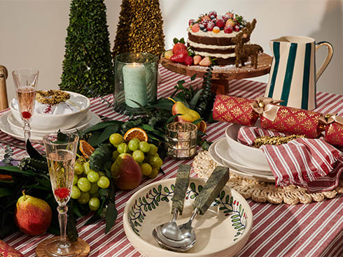 Set the holly-jolliest table in town 🍒