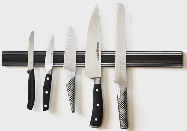 Knives on magnetic strip 